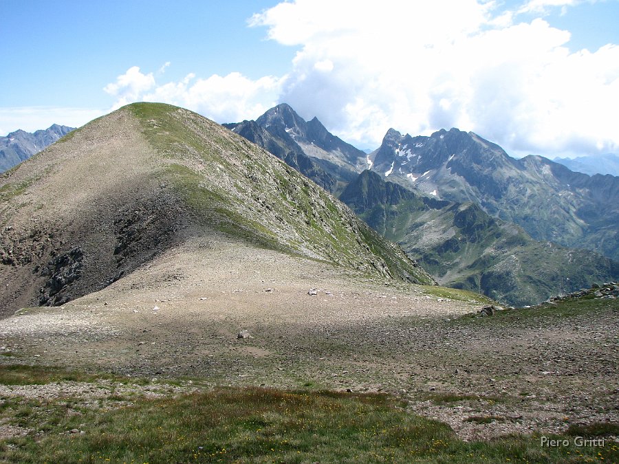 Masoni 098.jpg - Sguardo all'indietro verso cima Venina e, oltre,verso  il Pizzo del Diavolo